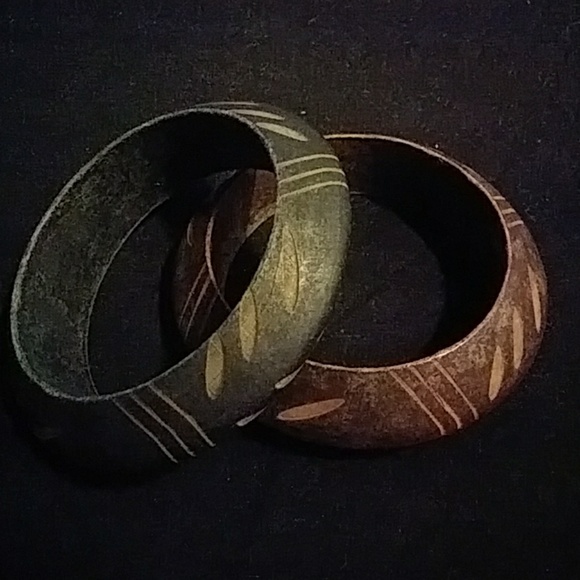 Jewelry - Set of two wooden bangles